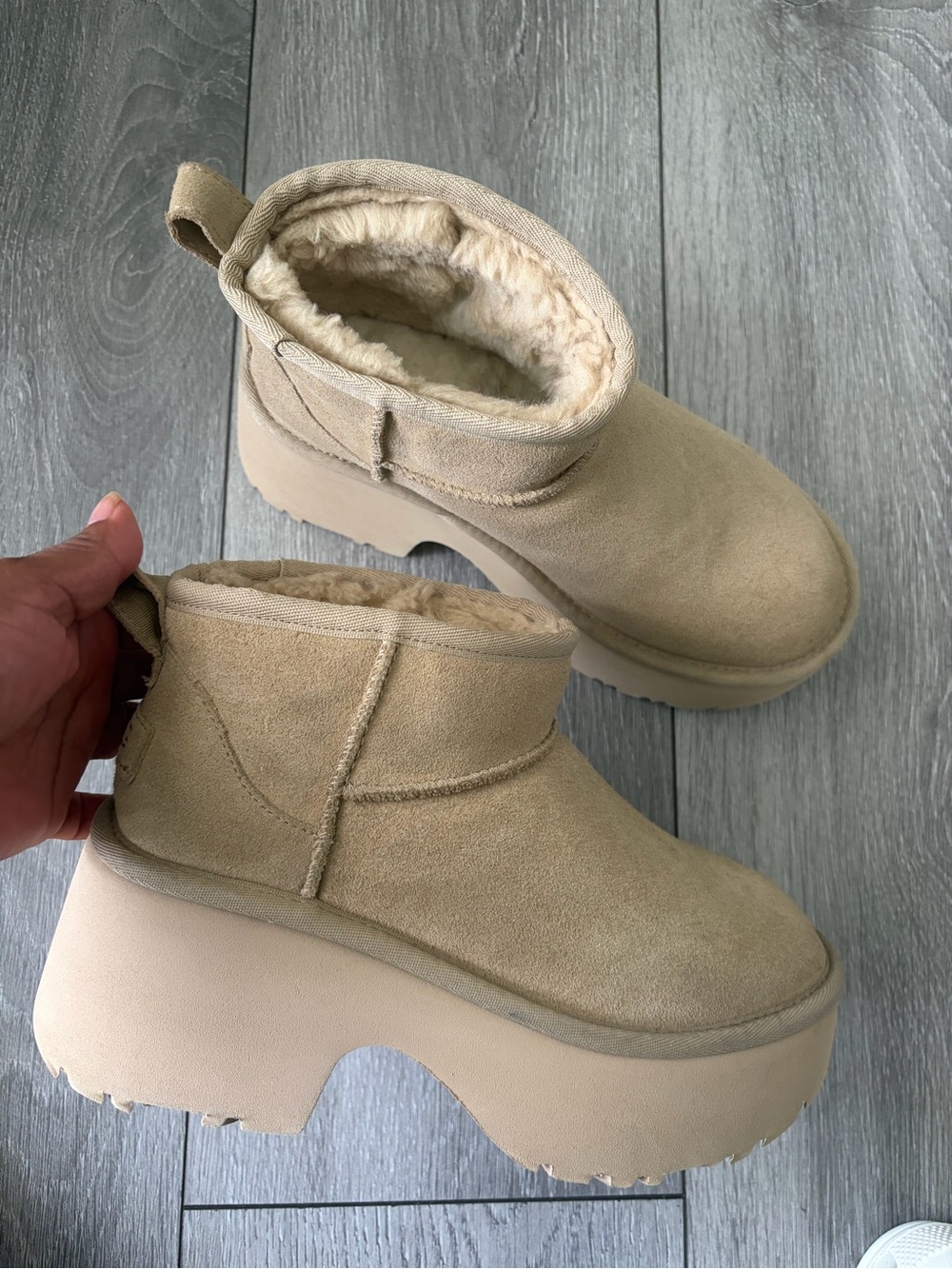 UGG Women's Platform Ankle Boots - Tan size 7 pls see the video